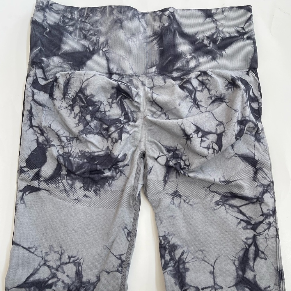 Tie Dye activewear leggings with scrunch bottoms - Picture 2 of 4